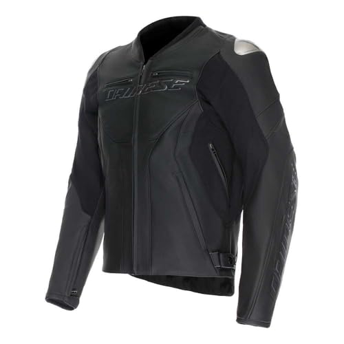 Grazie agli studi di perfetta vestibilità, la giacca può essere indossata comodamente sopra l'airbag Dainese Smart Air, senza dover acquistare una taglia più grande. La corretta vestibilità delle maniche impedisce che le protezioni scivolino in un posto sbagliato in caso di caduta. In questo modo il conducente può contare sulla massima protezione in qualsiasi momento.