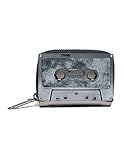 Inspiriert von einem klassischen Original, bringt FYDELITY's Kassettenband-Brieftasche Sie zurück zu dem nostalgischen Gefühl eines Old School Mixed Tapes.