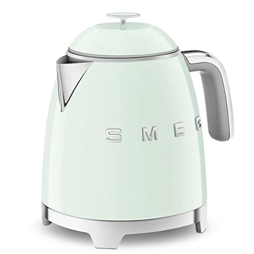 Smeg, Petite Bouilloire Électrique KLF05PGEU 0,8 L, Filtre Inox, Arrêt Automatique de Sécurité, Indicateur Niveau d'Eau, Base Antidérapante et Range Cordon Intégré, Puissance 1400W, Vert Pastel