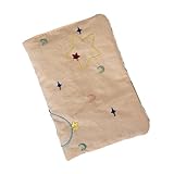 Hecho de tela de poliéster, este soporte para pasaporte es ligero pero práctico, resistente a