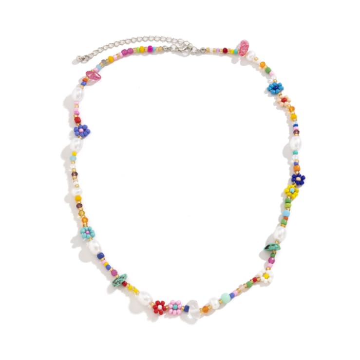 Colliers de perles rouges simples pour sublimer un décolleté fade sans accumulation de bijoux