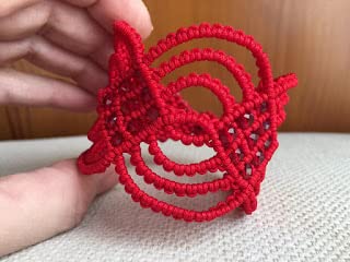 Brazalete ancho rojo macramé hecho a mano con cuentas de cristal a juego.Mide aprox.18 cm. de largo y 5 cm. de ancho.Cierra con botón