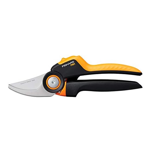 Fiskars Bypass-snoeischaar M, X-Series PowerGear, P921, met roterende handgreep, voor jonge takken en twijgen, antikleeflaag, roestvrijstalen bladen, lengte: 20,1 cm, zwart/oranje, 1057173