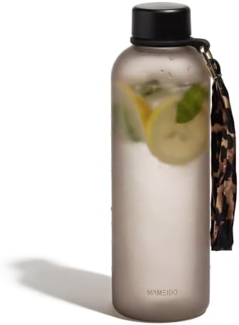 MAMEIDO Trinkflasche Kohlensäure geeignet aus Tritan 1,5 l Urban Taupe | auslaufsicher, BPA-frei mit abnehmbarer Trageschlaufe – Wasserflasche für Sport, Schule & Büro