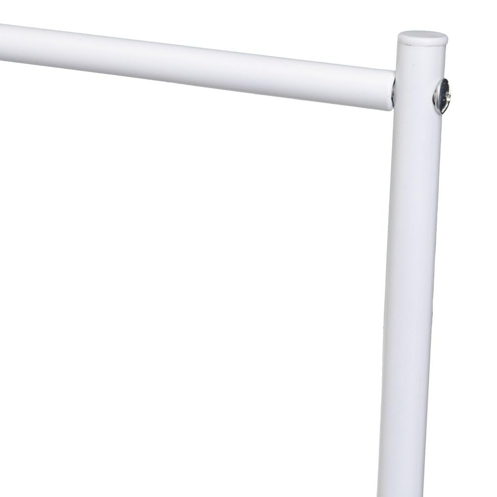 Toallero de pie con 3 Brazos de Metal Pintado al Polvo en Color Blanco. Distancia Entre Barras: 19 cm. Medida Base: 46x35 cm. Altura 82 cm. Soporta 10 kg. Requiere Montaje