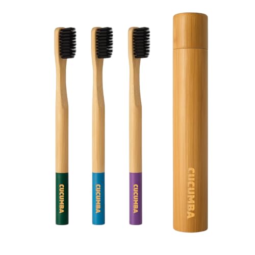 CUCUMBA Spazzolino Bamboo Morbido Gengive Sensibili, Kit da Viaggio 3 pz e 1 Custodia, Spazzolino Naturale, Sostenibile, Setole Morbide al Carbone, Eco Friendly Toothbrush Leggero e Biodegradabile