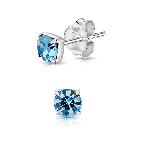 L’eleganza è un gioco di dettagli. Gli orecchini DTPsilver lo insegnano: basta un brillantino, un cristallo, e il volto si illumina. Perfetti quando l’outfit è sontuoso, e non serve esagerare con i gioielli, ma allo stesso tempo non si vuole rinunciare a quel prezioso tocco di luce. Ecco una selezione di orecchini perfetti per gli outfit festivi, o per rendere elegante il look di tutti i giorni con raffinata semplicità.