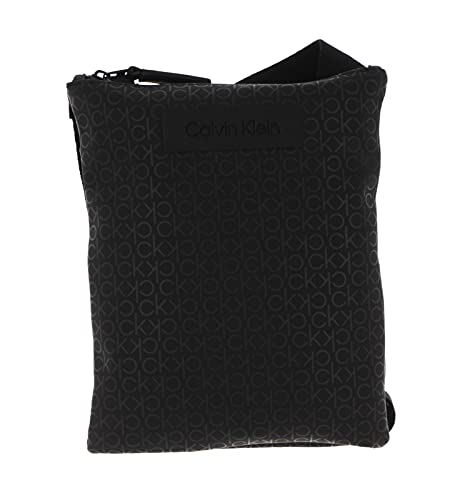 Questa Calvin Klein borsa con motivo logo completa perfettamente i tuoi outfit. Il design chic è facile da combinare e dà ai tuoi outfit quel qualcosa di certo. Inoltre, il borsa a tracolla ha un ampio scomparto principale, che fornisce abbastanza spazio di archiviazione. Dimensioni: 20 x 24 x 4 cm