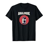 Dieses Coole Analog Retro Design kommt im trendigen Vintage Look. Ein spezielles Geschenk für alle Fans von Synth, Techno, Producer, Eurorack, DAW, Synthesizer. Auch als Geschenk fuer Studenten, Nerds oder Familie geeignet.