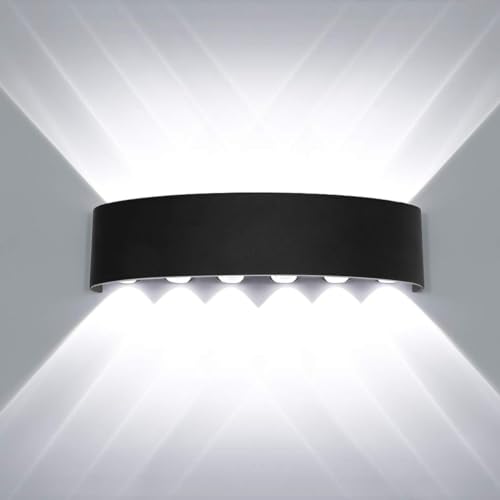 Elegante applique decorativo realizzato in alluminio di colore nero o bianco fornisce un tocco di eleganza alla tua casa, valorizzando l'arredamento e ogni ambiente, sia esterno che interno. E' ideale per l'illuminazione di facciate, all'esterno di locali commerciali, negozi, palazzi e aree condominiali. L'applique emette un doppio fascio di luce sia in basso che verso l'alto (Effetto Up&Down), generando un effetto particolare su pareti e muri.