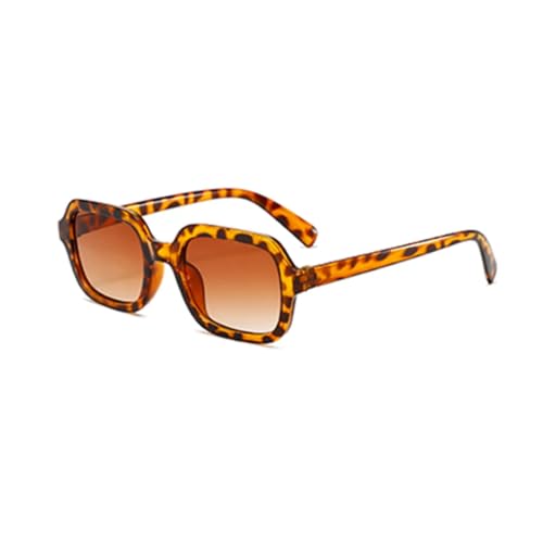 Lunettes de soleil pour femmes look léopard été en terrasse