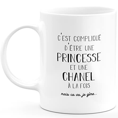 quotedazur Mug Cadeau Chanel - compliqué d'être Une Princesse et Une Chanel - Cadeau prénom personnalisé Anniversaire Femme noël départ collègue - Céramique - Blanc Cover