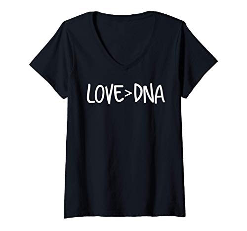 Mujer Love Greater Than > DNA T Foster Care Parent Adoption Camiseta Cuello V