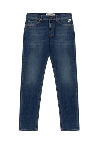 Realizzati in denim blu scuro leggero con bave sul davanti, vita media, chiusura con zip e bottone, logo con 5 tasche. Sovrapposizioni in contrasto e etichetta in pelle color salpa con il logo Roy Roger's applicato sulla tasca posteriore. Fabbricato in Italia, vestibilità slim