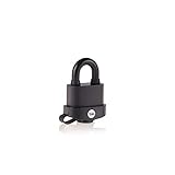 DISEÑO EXCLUSIVO YALE: con cubierta protectora en el cuerpo, grillete y orificio para llave para una protección adicional contra la intemperie y una gama de tamaños de 51 mm a 71 mm para todas sus necesidades de seguridad.