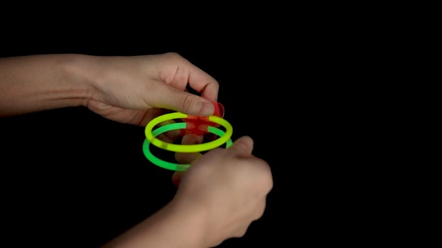 Braccialetti Luminosi Fluorescenti - Kit 100 Pezzi Per Feste, 7 Colori, Ideale Per Compleanni E Eventi - Foto 3