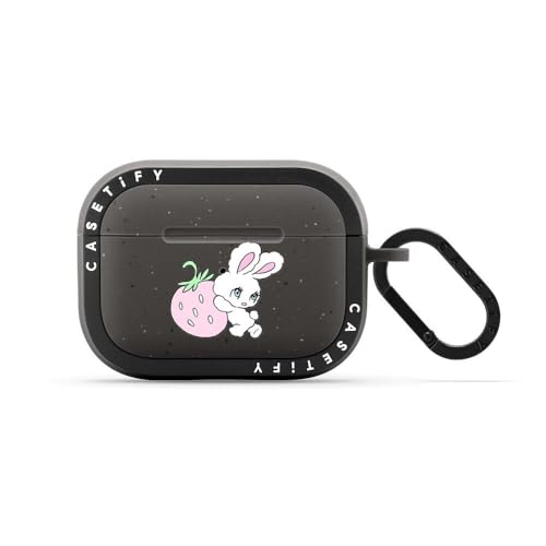 CASETiFY �o�E���X �P�[�X AirPods Pro (��1���� & ��2����) - Bunny Carrying Strawberry - �}�b�g�`���R�[��