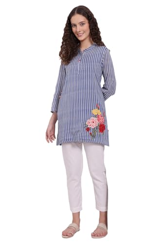 Haut brodé bleu en pur coton anti-plis pour rester élégante toute la journée