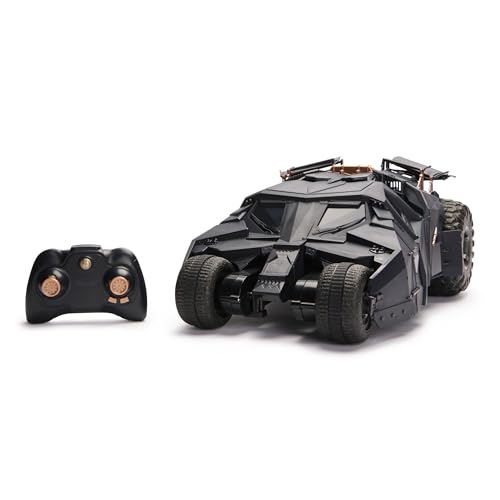 BATMOBILE RADIOCOMANDATA: insegui i criminali a Gotham City con la Batmobile radiocomandata in scala 1:15. Questo veicolo corazzato radiocomandato è dotato di un radiocomando facile da usare e stile e dettagli fedeli al film 