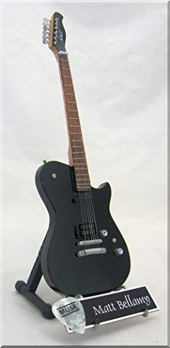 MATT BELLAMY Guitare Miniature avec médiator Muse - Les Beatles, Paul McCartney, John Lennon, RIngo Starr, George Harrison MATT BELLAMY Guitare Miniature avec médiator Muse