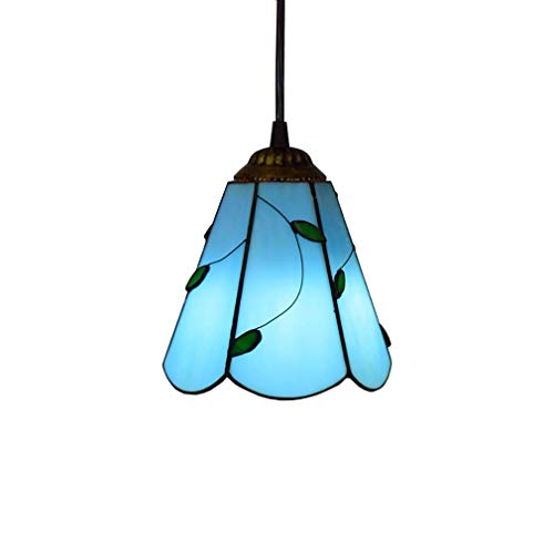 Lumière pendante pour réchauffer l'ambiance froide d'un grand salon