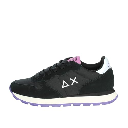 Scarpa sneaker casual dal collo basso, punta chiusa, sistema di chiusura a lacci, comoda, leggera e versatile