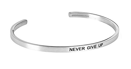 Preisvergleich Produktbild URBANHELDEN - Armreif mit Gravur - Damen Schmuck Inspiration Motivation - Verstellbar, Edelstahl - Armband mit Spruch"Never give up" - Silber