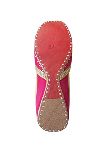 Zapatos planos de terciopelo rosa Kalra con diseño tradicional indio 6