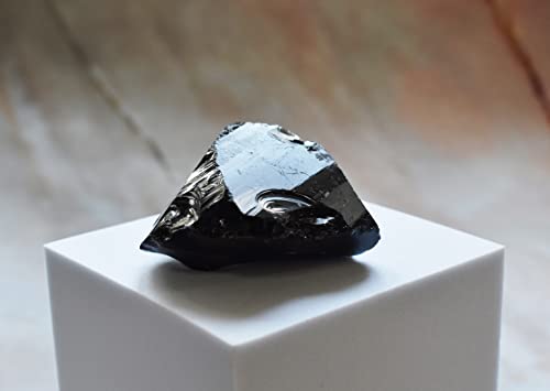 Cristallo di ossidiana grezza, caricato con