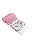 Mide aproximadamente 35 pulgadas de ancho x 66 pulgadas de largo. Debido a la naturaleza tejida a mano de la toalla, las medidas pueden cambiar ligeramente de toalla a toalla
