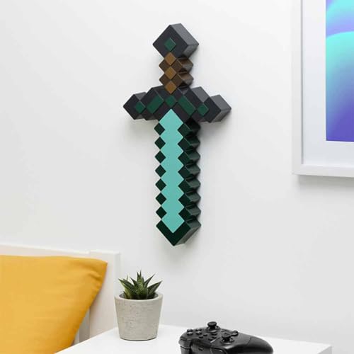 Luce Spada di Diamante Minecraft Merchandise Ufficiale, 3 Modalità di Luce Dinamica con Reazione al Suono, Decorazione per Stanza di Gioco & Collezionabile, Alimentata a USB o Batterie - Gadget - Immagine 7