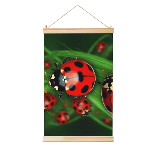 Toile coccinelle rouge avec cadres en bois pour embellir une chambre d'enfant