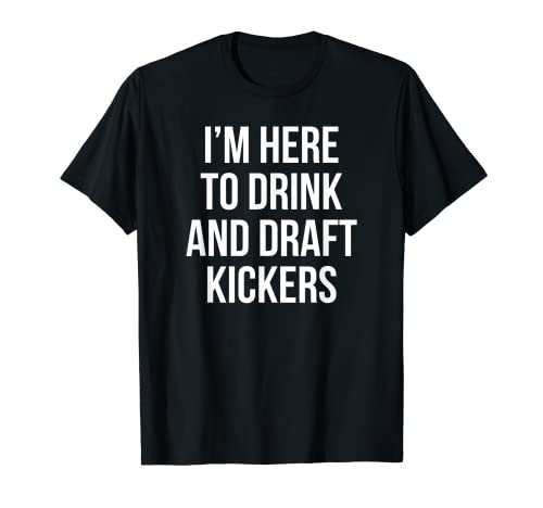 Hombre Camiseta divertida de fantasía con texto en inglés "I'm Here to Drink and Draft Kickers" Camiseta