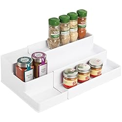 mDesign Especiero extensible para armario de cocina – Estante para especias idóneo como organizador de condimentos, salsas o artículos de pastelería – Anchura adaptable, tres niveles, blanco