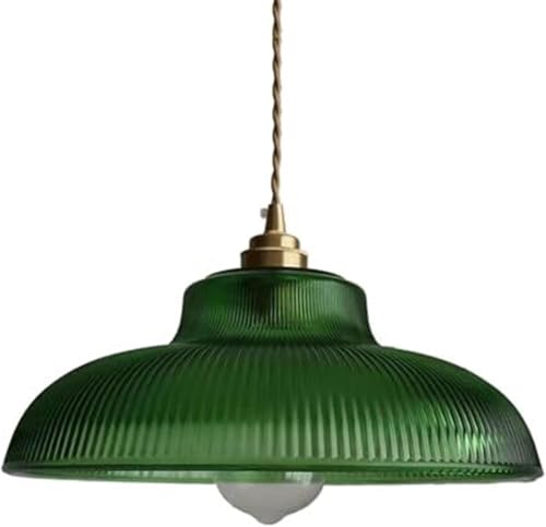 Lámpara colgante de cristal verde contra techos oscuros en pasillos y salones