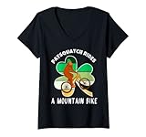 Bigfoot fait du vélo de montagne. Image vintage humoristique Sasquatch pour amoureux de vélo. Caractéristiques : patsquatch avec chapeau de leprechaun.