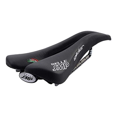 Modello sviluppato sulla base della Stratos. Per atleti dal bacino medio-largo. Larghezza ossa ischiatiche: da 9,0 a 13,5 cm. Taglia di pantaloni: XS, S, M, L, XL. Uso: MTB, Strada, Gravel / Ciclocross, Commuter / Scatto fisso. Livello Imbottitura: Intermedia in Elastomero espanso. Dimensioni: Larghezza: 136 mm - Lunghezza: 266 mm. Peso con telaio AISI 304: 290 g o con telaio carbonio: 235 g.