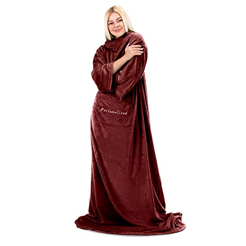 DecoKing Kuscheldecke mit Namen Personalisiert mit Ärmeln Geschenke für Frauen und Männer 150x180 cm Bordeaux Ärmeldecke Microfaser TV Decke Lazy