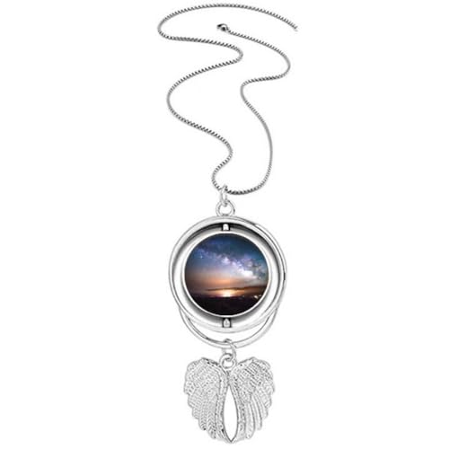 Collier pendentif ailes d'ange et nébuleuses aux finitions de précision