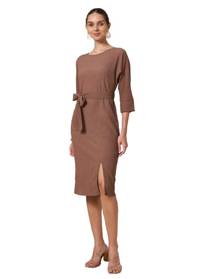 Robe texturée marron en polyester infroissable et ajustée par ceinture