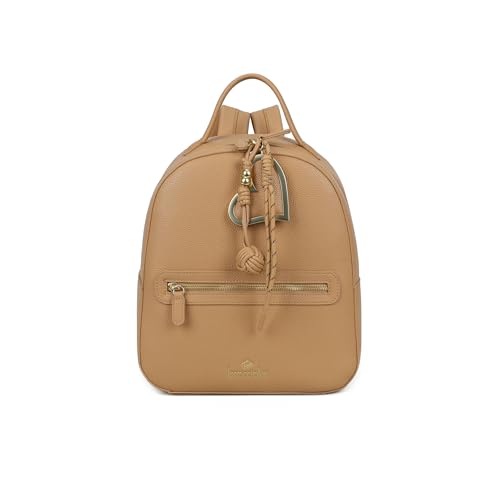 Zaino in similpelle dal design compatto e funzionale, arricchito dal maxi charm removibile con cuore dorato satinato e cordini annodati. Dotato di spallacci regolabili e tasche esterne con zip, unisce stile e praticità per accompagnare ogni movimento della giornata.