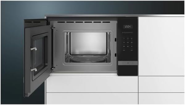 Interno view of the Siemens BF525LMS0 microwave with the side-opening door open, showing the stainless steel cavity and glass turntable.