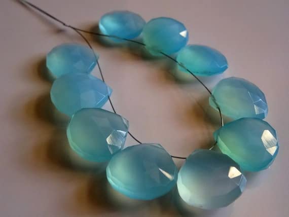 Calcédoine bleu aqua en fil de cœurs facettés pour créer vos bijoux d'été