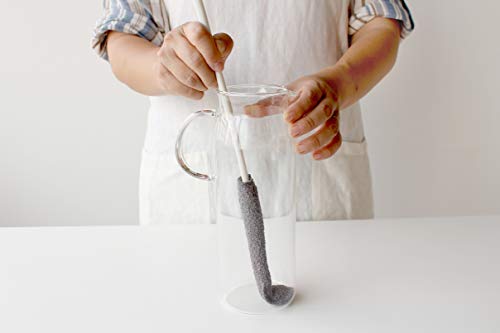 「マーナ」のボトルブラシは、先端がL字に折れてボトルの底まで洗いやすい設計です。スポンジは表面がハード樹脂加工が施され、しつこい茶渋もきれいにすっきり落とせます。