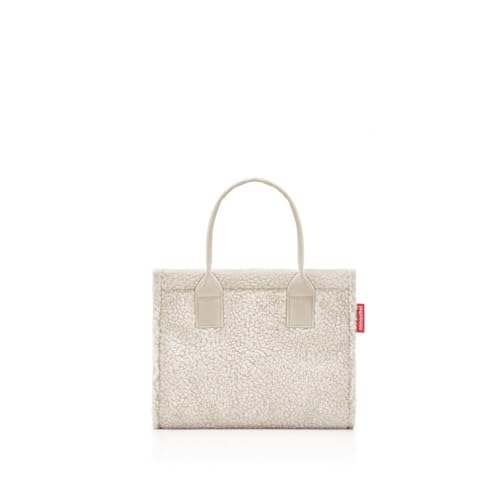 reisenthel daily shopper XS in teddy sand – Die kleinere Version unseres modernen, stromlinienförmigen Shoppers – eine praktische rechteckige Crossbody-Handtasche.
