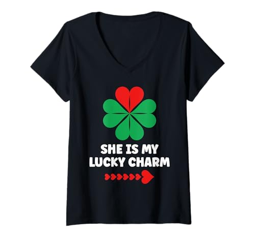 Mujer She's My Lucky Charm Divertido Día de San Patricio Pareja a juego Camiseta Cuello V