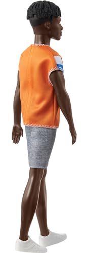 Muñeco Ken Fashionistas con cabello negro y ropa deportiva miniatura 6