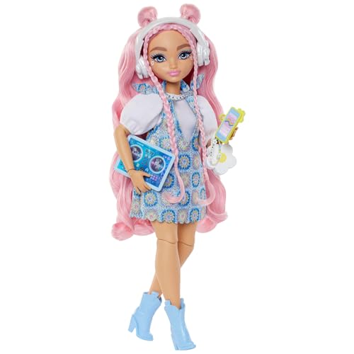 Barbie Dream Besties Daisy Jean Muñeca de moda articulada y accesorios, con ropa intercambiable y el pelo rosa ondulado, incluye 9 piezas de temática musical y de DJ, JDD74