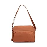 Bolso bandolera fabricado en mitrix, material histórico Mandarina Duck que se caracteriza por su resistencia, versatilidad y efecto cambiante. Cuenta con un bolsillo exterior con cremallera, bolsillos interiores cómodos y organizados, incluyendo un compartimento especial para el teléfono móvil.