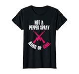 Asegúrate de lucir siempre elegante y con clase mientras llevas esta camisa Pro Guns para mujer. Esta ropa para niñas con armas para mujer es perfecta para añadir a tu colección de ropa amante de las armas.